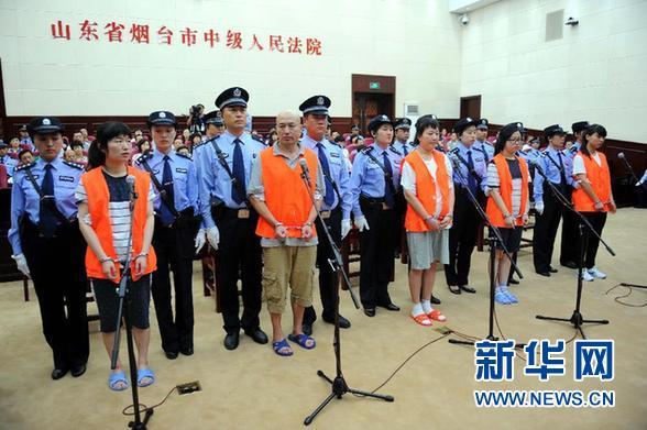 8月21日，被告人張帆、張立冬、呂迎春、張航、張巧聯(lián)到庭。法庭逐一核對被告人身份。