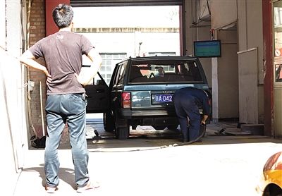 一家汽車檢測(cè)場(chǎng)正在檢測(cè)車輛。