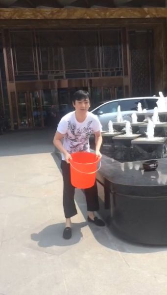 王思聰在進行冰桶挑戰(zhàn)。