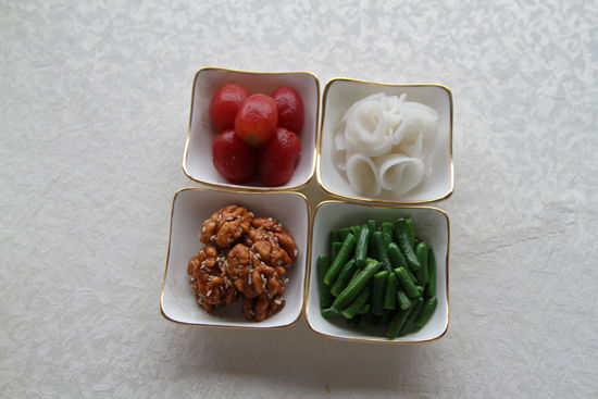 四調(diào)味：圣女果、蓮藕、核桃仁、小黃瓜。 花惠生 供圖