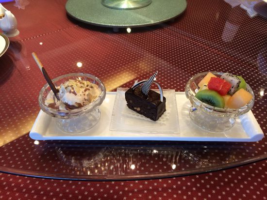西點(diǎn)水果拼盤(pán)、巧克力布朗尼、冰淇淋。 花惠生