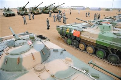 8月21日,在朱日和基地,中外參演部隊(duì)代表在裝備展覽交流活動(dòng)現(xiàn)場(chǎng)參觀中國(guó)人民解放軍裝備。