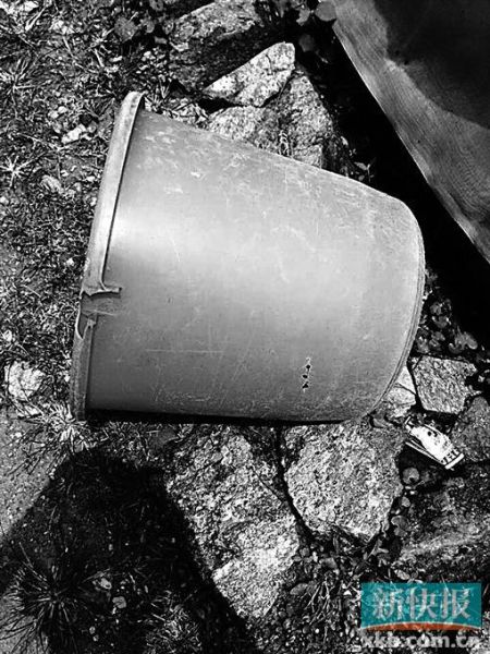 　　事發(fā)現(xiàn)場(chǎng)發(fā)現(xiàn)的彈孔。