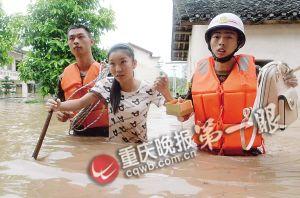 長壽區(qū)，消防官兵搜救被困群眾。