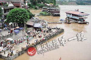 沙坪壩區(qū)磁器口，江水逼近休閑平臺。