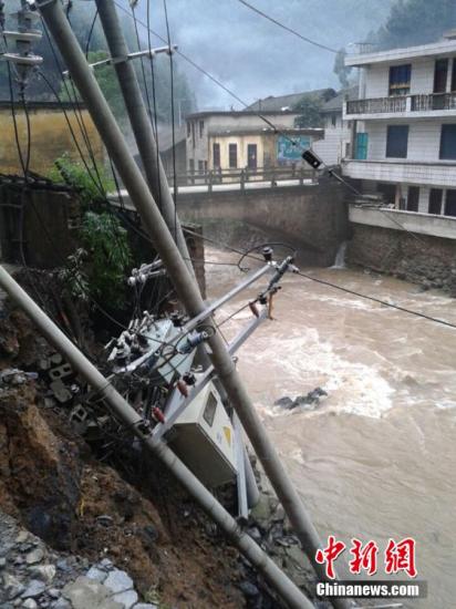 9日以來，陜西省鎮(zhèn)巴縣持續(xù)出現(xiàn)強秋淋天氣，21鎮(zhèn)不同程度受災，電力、交通、移動通訊一度中斷。