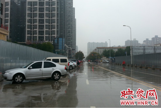 由于停車場分配不均，廣大私家車主選擇將車停在路邊。