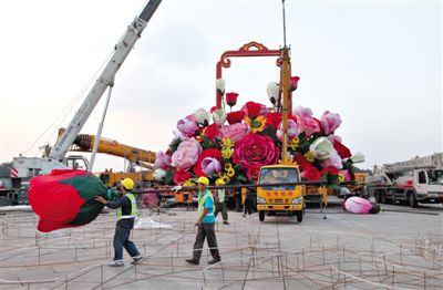 吊裝現(xiàn)場。昨晚，天安門立體主花壇“祝福祖國”完工，今天起供游人參觀。