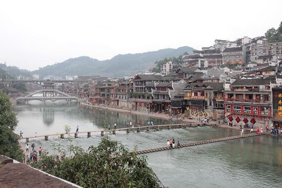 鳳凰古城以被吐槽七次高居最想吐槽榜榜首，而這七次吐槽全部來自在鳳凰古城隨機采訪的10名游客中。