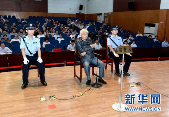 9月29日，方廣云在庭審現(xiàn)場。當(dāng)日，“合肥房叔”腐敗窩案核心人物方廣云在安徽省廬江縣出庭受審。 新華社記者 郭晨 攝