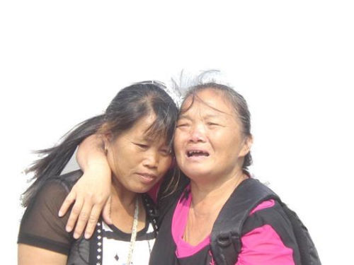 見(jiàn)到救命恩人魏冬桂（左），沈愛(ài)蘭十分激動(dòng)