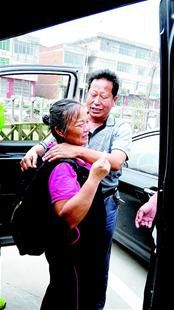 離別時(shí)，沈愛(ài)蘭（左）擁抱救命恩人李春富