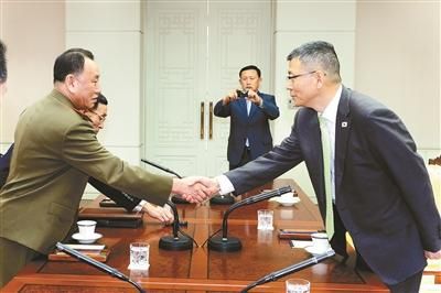 10月15日，韓國(guó)國(guó)防部國(guó)防政策室室長(zhǎng)柳濟(jì)升和朝鮮人民武裝力量部偵查總局局長(zhǎng)金英哲分別率團(tuán)出席板門店