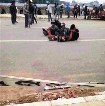 14日，沖突現(xiàn)場(chǎng)，幾名頭戴鋼盔的人被捆綁著。圖/東方IC