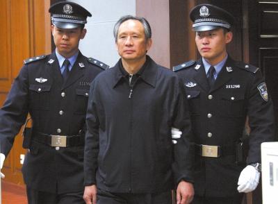 昨天，被告人張曙光在法庭上聽取宣判。新華社發(fā)