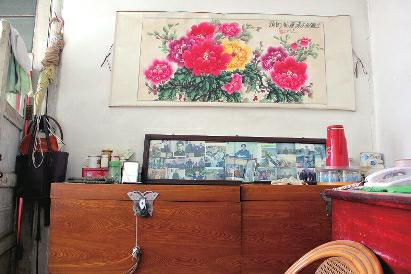 　陳會英將兒女的照片都裱起來，裝在一個大相框里，放在箱子上經(jīng)常看，其中最多的就是劉金國的照片。