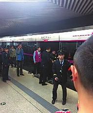 昨日18時(shí)57分，北京地鐵5號(hào)線惠新西街南口一女子遭遇不幸。昨晚9時(shí)記者在中日友好醫(yī)院發(fā)現(xiàn)女子已不幸身亡，女子遇險(xiǎn)是被夾在安全門和地鐵門中間，列車啟動(dòng)后掉下站臺(tái)。