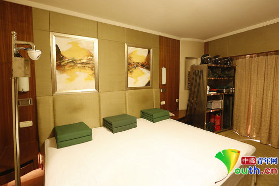 雖然在五星級(jí)飯店房間駐守，但武警官兵自帶被褥及生活用品，將兩張單人床拼成三人通鋪使用。