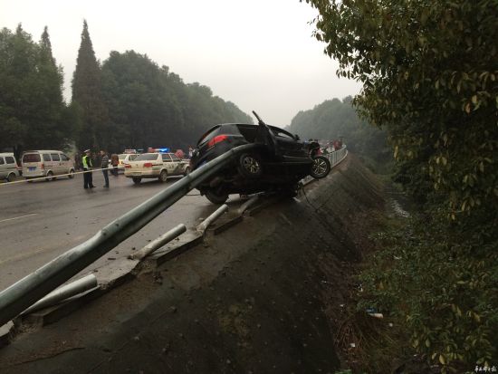 瘋狂途觀撞人逃逸又惹禍，一家四口殞命車輪