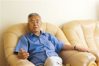 楊維駿 歷任云南省政協(xié)副主席等職。89歲高齡的楊維駿為12名失地農(nóng)民代表開道，到云南省政協(xié)反映問題。
