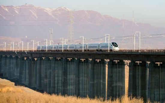 11月16日，從烏魯木齊南站首發(fā)的D8602次列車(chē)駛往哈密。