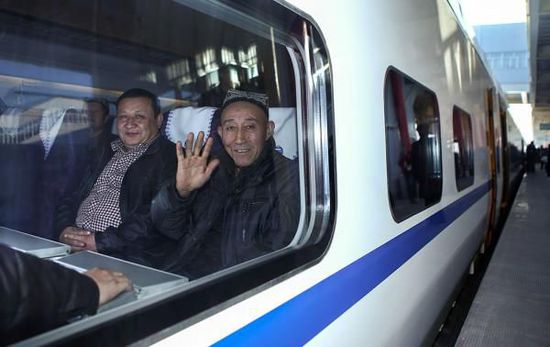 11月16日，旅客乘坐從烏魯木齊南站首發(fā)的D8602次列車(chē)。