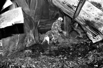 救援人員在山東壽光一食品廠火災(zāi)現(xiàn)場搜救。新華社發(fā)