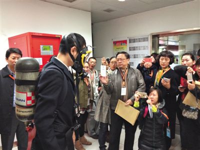 昨天，地鐵4號線北京南站站，地鐵工作人員為人大代表演示應急氧氣瓶佩戴方式。新京報記者