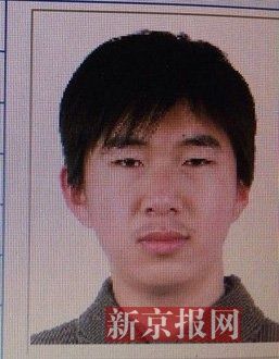 犯罪嫌疑人李小龍，27歲，唐山樂(lè)亭人。村干部說(shuō)李小龍經(jīng)常把自己關(guān)在家里