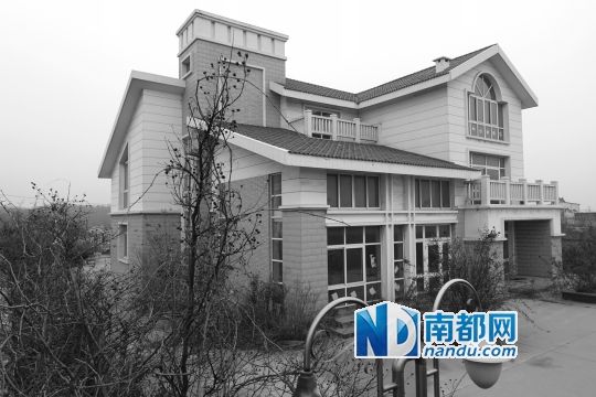 　馬超群在赤土山村村委會(huì)旁的別墅，就是以“自來水維護(hù)站”的名義拿的地。