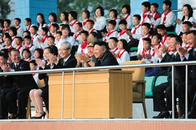 5月2日，金正恩與金與正（前排左二）一起觀看比賽。