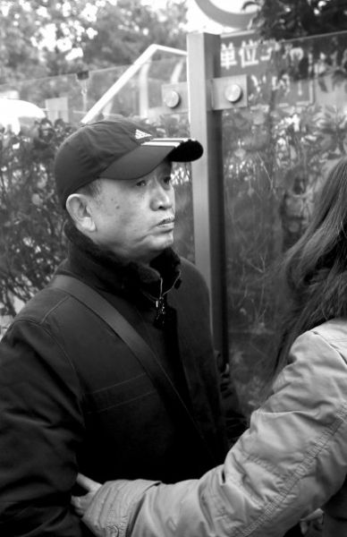 受害人黃洋的父親黃國(guó)強(qiáng)準(zhǔn)備進(jìn)入法院。