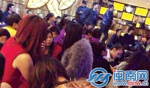 酒店內(nèi)，男男女女被分開而坐