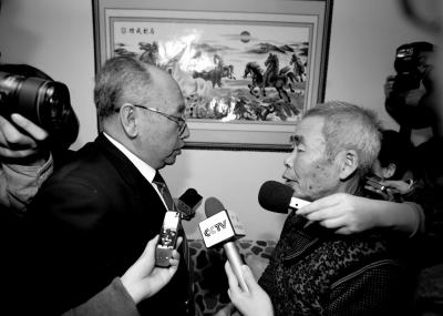 15日，內(nèi)蒙古高院副院長趙建平（左）帶隊向呼格吉勒圖父母送達再審法律文書。