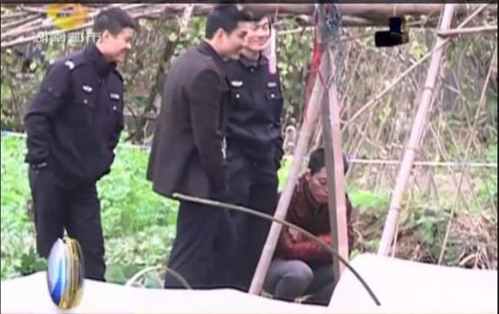 一個見習警官，一個二級警司，和一個便衣人員站在菜地里笑。