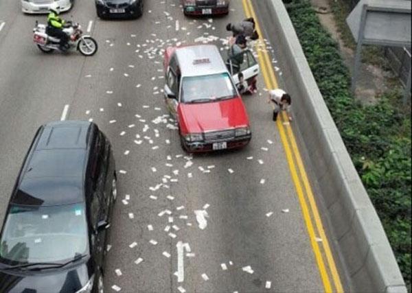 香港一運鈔車錢箱跌出車外 大量紙幣散落馬路