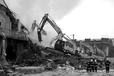 3日下午，挖掘機(jī)在現(xiàn)場作業(yè)。 譚青/攝