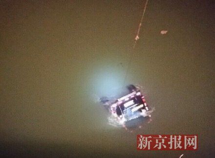 運(yùn)鈔車打撈現(xiàn)場(chǎng)。