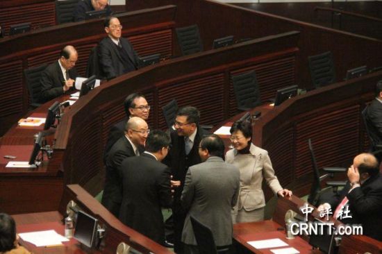 答問大會之前，港府司局長等高官聚談（中評社 鄧冠英攝）