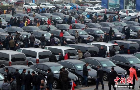 2015年1月25日，首批國家和中央機關(guān)取消的公務(wù)用車在北京亞運村汽車交易市場拍賣。106輛公務(wù)用車