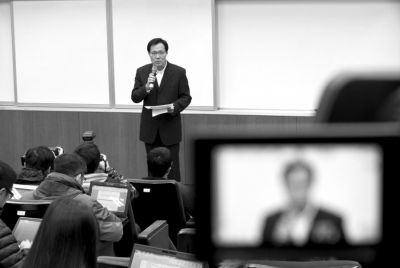 2月8日，在臺北福華會館，復(fù)興航空代表劉忠繼向媒體介紹家屬說明會溝通情況。新華社發(fā)