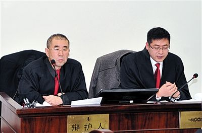 1月5日，呼市中院審理趙志紅案。律師謝飛（左）和張瑞軍（右）出庭為趙志紅辯護(hù)。