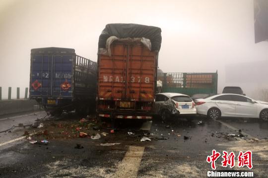 圖為21日，京港澳高速河南段21輛汽車發(fā)生連環(huán)相撞事故現(xiàn)場?！」啤z