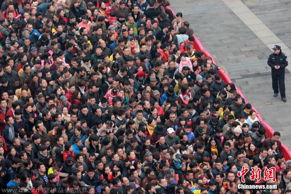 大年初五全國各地民眾燒香拜財神 大年初五全國各地民眾燒香拜財神