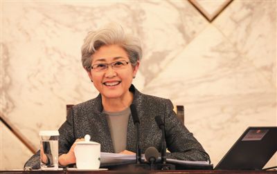 3月4日，十二屆全國人大三次會議在人民大會堂舉行新聞發(fā)布會，大會發(fā)言人傅瑩回答中外記者的提問。