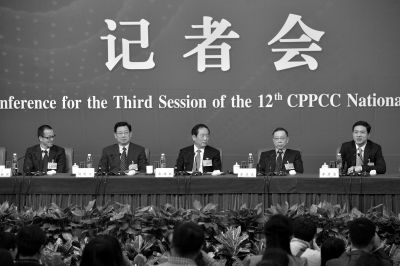 昨日，政協(xié)十二屆三次會議舉行記者會，五位嘉賓回答中外記者提問。京華時報記者王海欣攝