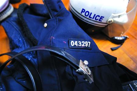 在閔行區(qū)虹橋派出所的一角，擺放著茆盛泉曾經(jīng)最愛的警服?！?43297”的警號、深色的警服依稀可見已經(jīng)凝固的血跡，警用皮帶也斷裂了。