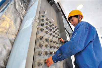 工人在內(nèi)部安裝鋼結構。