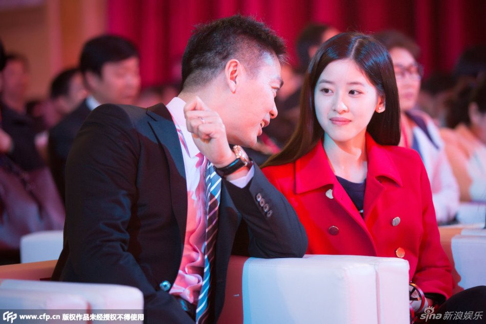 奶茶妹妹與劉強(qiáng)東親密熱聊滿目愛意 奶茶妹妹與劉強(qiáng)東親密熱聊滿目愛意