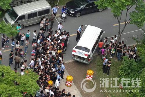 杭州余杭一小區(qū)發(fā)生血案 14歲男孩被繼母砍死 杭州余杭一小區(qū)發(fā)生血案 14歲男孩被繼母砍死